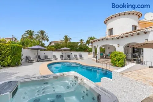 Villa avec jardin, barbecue et piscine privée | Vue jardin - Image 1