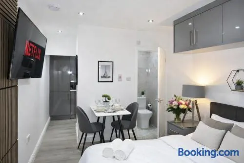 NEC 1 bedroom studio apartment with free parking - Image 1