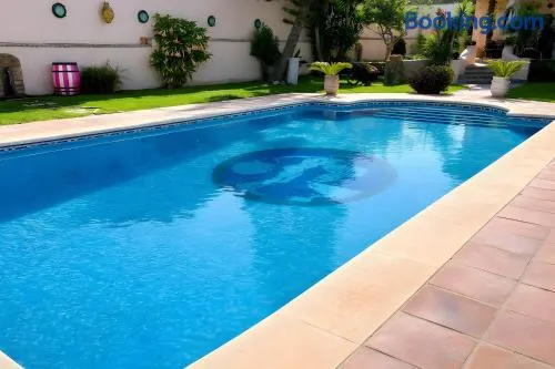 Casa con jardin y piscina con horario privada WiFi y aire acondicionado - Image 1