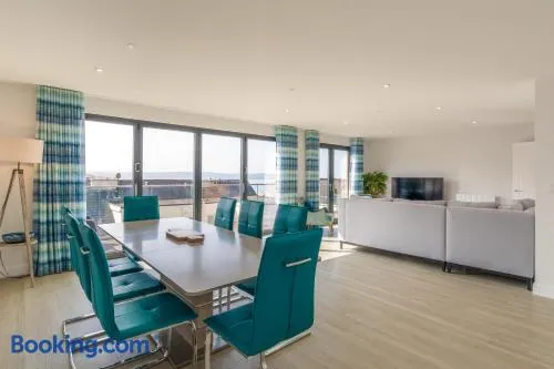 8 Challacombe - Luxury Apartment at Byron Woolacombe, only 4 minute walk to Woolacombe Beach! - Image 1