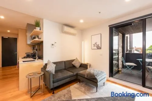 Modern 1 Bedroom Apartment in Brunswick East near CBD - Image 1