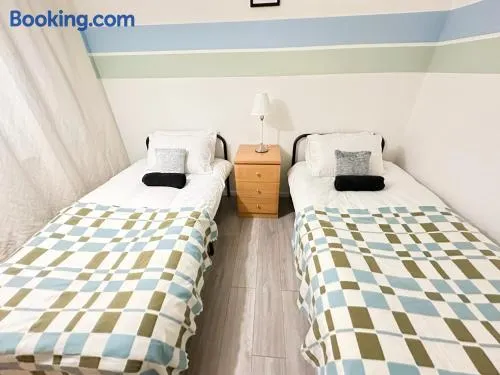 Spacious Luton Airport Accommodation - Perfect for Contractors, Families, Tourists & Long Stays - Image 1