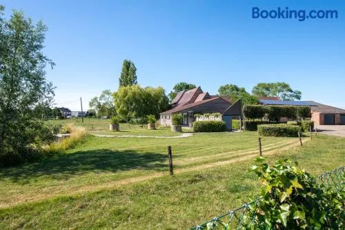 Landelijk vakantiehuis in Diksmuide met een tuin en vijver - Image 1