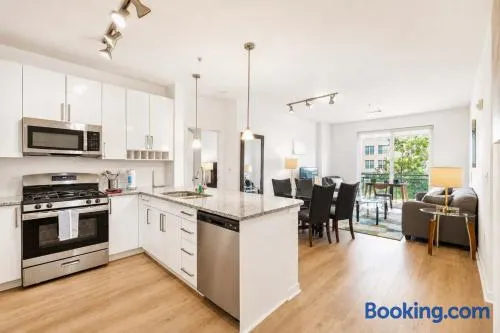 Modern Apt Downtown with Pool - Image 1