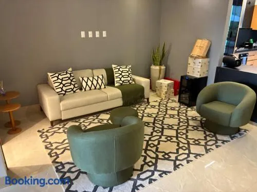 Casa com piscina, 3 suítes, 5 banheiros, área de lazer com churrasqueira, alto padrão, 500 metros do autódromo de Goiânia - Image 1