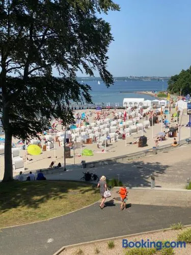 Strandblick mit Strandkorb & Fahrrädern - Image 1