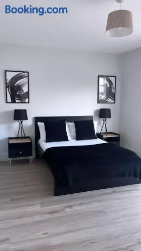 3 Bedroom House Near City Centre Glasgow Sleeps 7 - Image 1