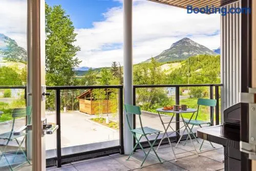 Tranquil 2BR Golden Oasis |BBQ, Balcony, MTN Views - Image 1