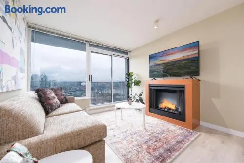 Modern Central Location with Pool Sauna & Jacuzzi - Image 1