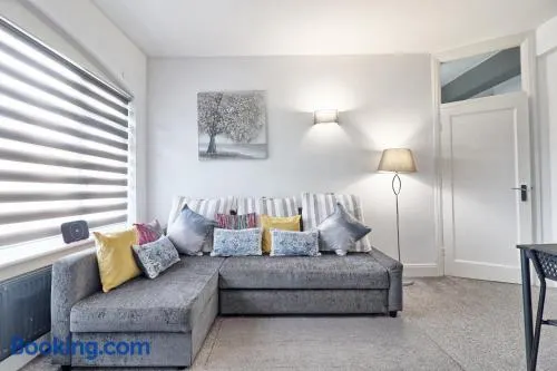 Luxury 3-Bed Apartment Near To London With Parking - Image 1