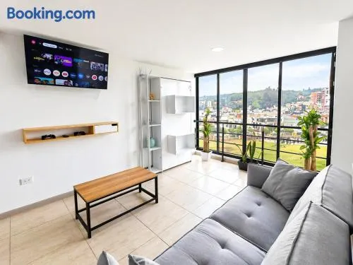 Apartamento amplio frente a Santo Tomás con parqueadero privado y wifi - Image 1