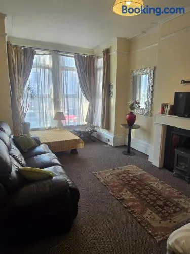 Large flat with parking near train station - Image 1