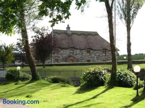 An Maide Bán, Cootehill - Image 1