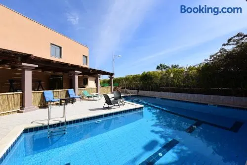 Flintstone Guest House בית ההארחה בן 11 החדרים אינו וילה פרטית אתם מזמינים רק חדרים לא את כל הוילה - Image 1