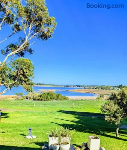 Hilltop Riverview Retreat - Image 1