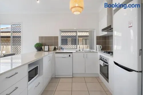 Modern 3BR Home in Peaceful Deebing Heights - Image 1