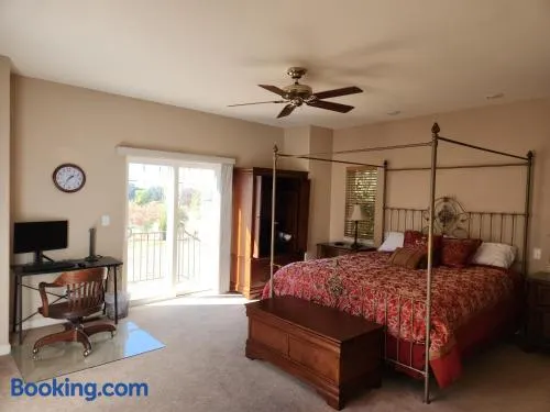 Master Suite Fraser Family Vineyard Stay in Amador - Image 1