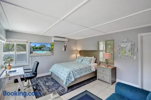 Walk to Las Olas Pool Perfect Couples Stay - Image 1