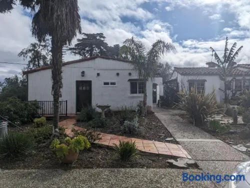 Farm house retreat on the hills near BART - Image 1