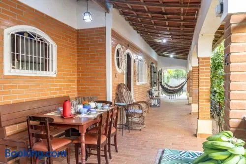 Casa rustica com Wi-Fi, garagem e aceita pet - Image 1