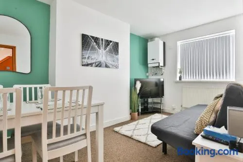 Modern 3 Bed Home | Near M4 | Business & Leisure - Image 1