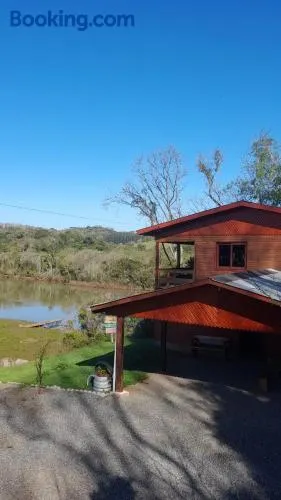 Casa rústica às margens do lago - Image 1