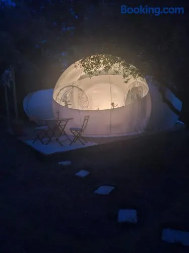 Bulle et jacuzzi privés sous les étoiles - Image 1