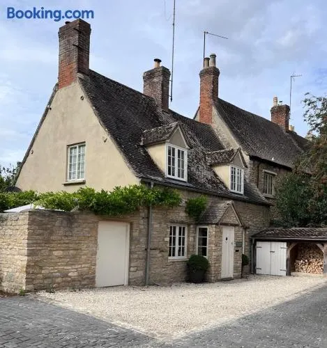 Cottage c1790, Superb central Witney, free parking - Image 1