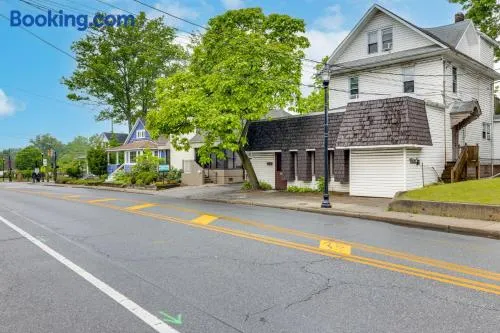 Train to Philly! Pet-Friendly Unit in Barrington - Image 1