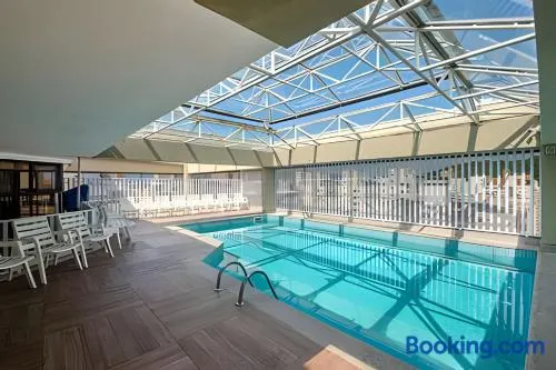 SHB - Piscina Relaxante, Conforto em Pitangueiras - Image 1