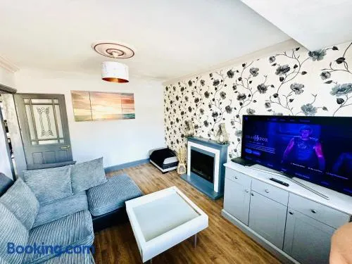4BR House Free Parking Sleeps 7 Wolverhampton - Image 1