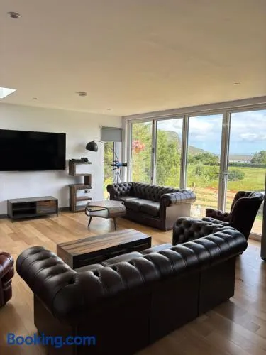 Elegant & Luxurious 4 Bedroom Holiday Home MV - Image 1