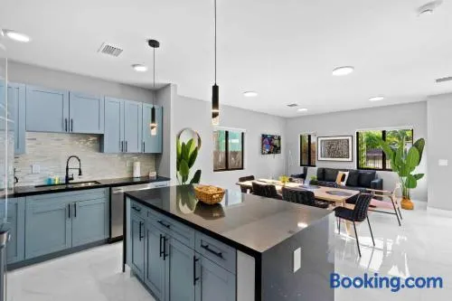 Family-Friendly Apt in Miami - Sleeps 4, Near Everything - Image 1