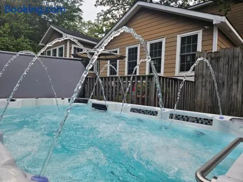 Close to Downtown,1000 mbps WIFI,11-Person Swim Spa, 75" TV 4 Movie Nights, Spacious, Walk To Restaurants, Ping Pong - Image 1