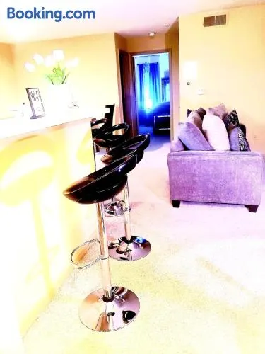 Easy Access 2beds,1bt luxury kingbed with pool sleeps 4 - Image 1