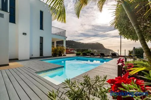 Villa avec piscine privée, terrasse et jardin | Vue mer - Image 1