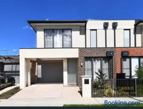 Casey Green Estate 3 bedrooms Narre Warren home - Image 1