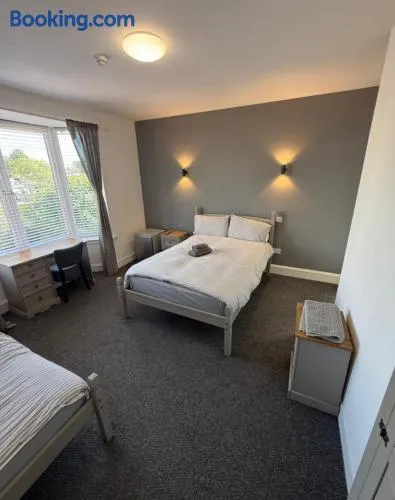 Rooms on Dunnikier Road, Kirkcaldy, Fife - opposite Victoria Hospital - Image 1