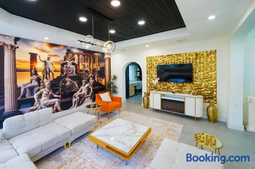 Casa Olympus Fort Lauderdale - Walk to the Beach! - Image 1