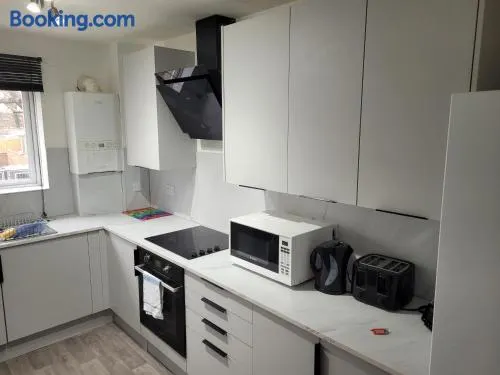 RentUnique Nimrod House 2 bed ample parking - Image 1