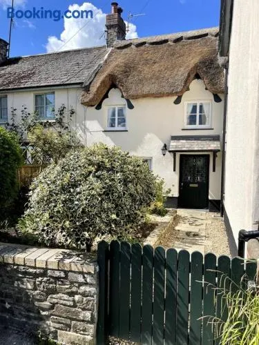 Beautiful 1 bed thatched cottage - Image 1
