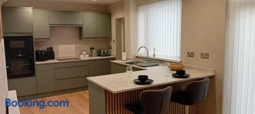Martindale Close - 3 Bedrooms - Sleeps 5 - Image 1