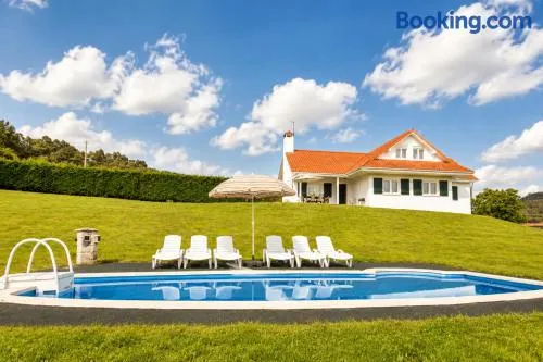 Espectacular casa con piscina y gran jardín - Image 1