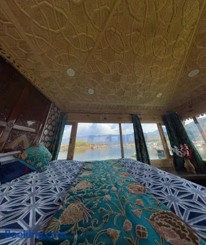 Premium group of houseboats - Image 1