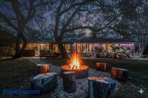 Riverside country retreat with easy access to all that Houston has to offer - Image 1
