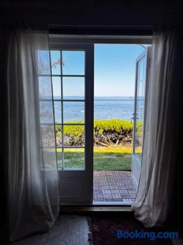 Charming sunlit hideaway with ocean view - Image 1