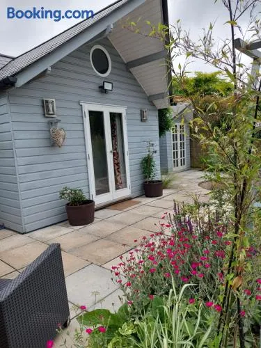 Private Garden Lodge in Christchurch, Dorset for 4 - dogs welcome! - Image 1