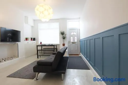2-Bedroom House, Free Parking, High Speed Wi-Fi, Swinton Manchester - Image 1
