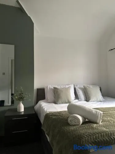 Prime Location, 2 Bedrooms, Perfect For Business Stays - Image 1