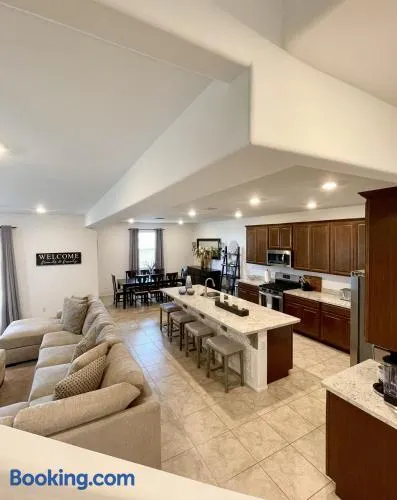 6 Bedroom Desert Retreat - Image 1